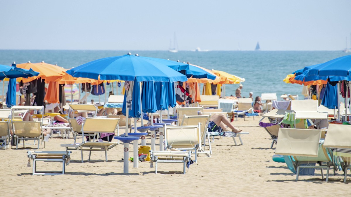 Massentourismus in Italien: Ansturm auf Lignano nach Corona - Öffnungen *** Mass tourism in Italy: Rush on Lignano after Corona reopenings Italien: Aufgrund der Lockerungen in der Corona virus krise i ...