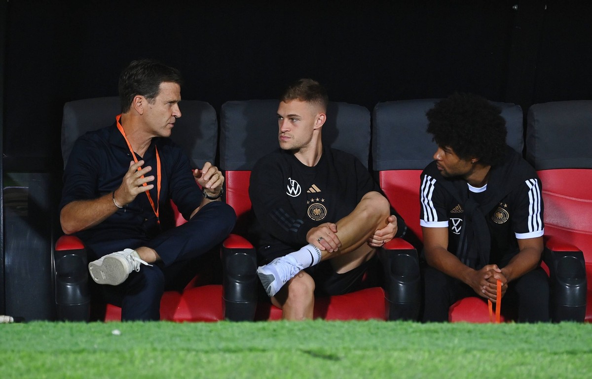 FUSSBALL WM 2022 Testspiel im Oman 16.11.2022 Oman - Deutschland Geschaeftsfuehrer Nationalmannschaften, Teammanager Oliver Bierhoff, Joshua Kimmich und Serge Gnabry v.li. auf der Ersatzbank vor dem S ...