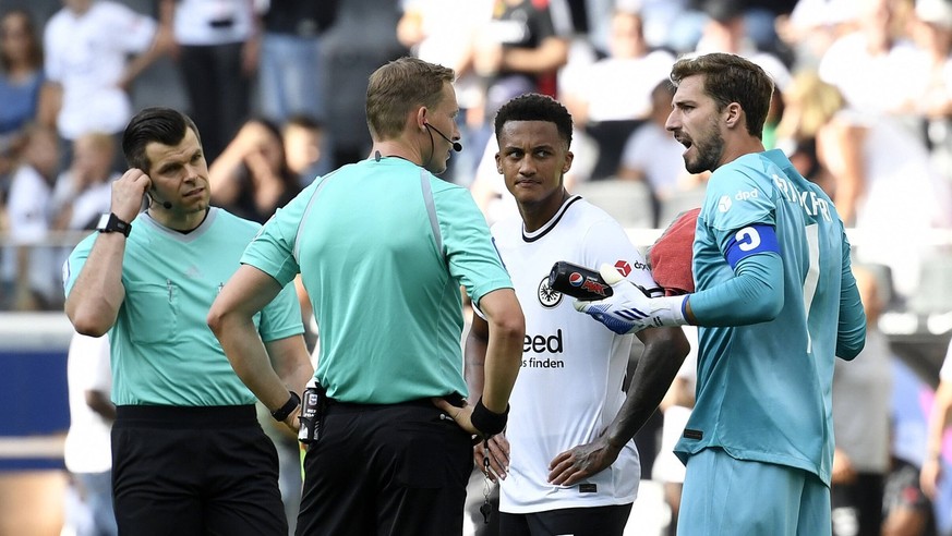 21.08.2022, Frankfurt, Germany, Deutsche Bank Park, Eintracht Frankfurt vs 1. FC Koeln - 1. Bundesliga, Schiedsrichter Martin Petersen, Tuta Eintracht Frankfurt und Torwart Kevin Trapp Eintracht Frank ...