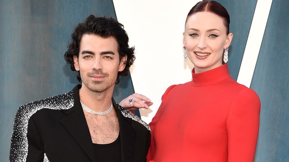 ARCHIV - 28.03.2022, USA, Beverly Hills: Joe Jonas, US-Musiker, und seine damalige Frau Sophie Turner kommen zur 94. Verleihung der Academy Awards in Hollywood. (zu dpa «Sorgerechtsstreit von Sophie T ...