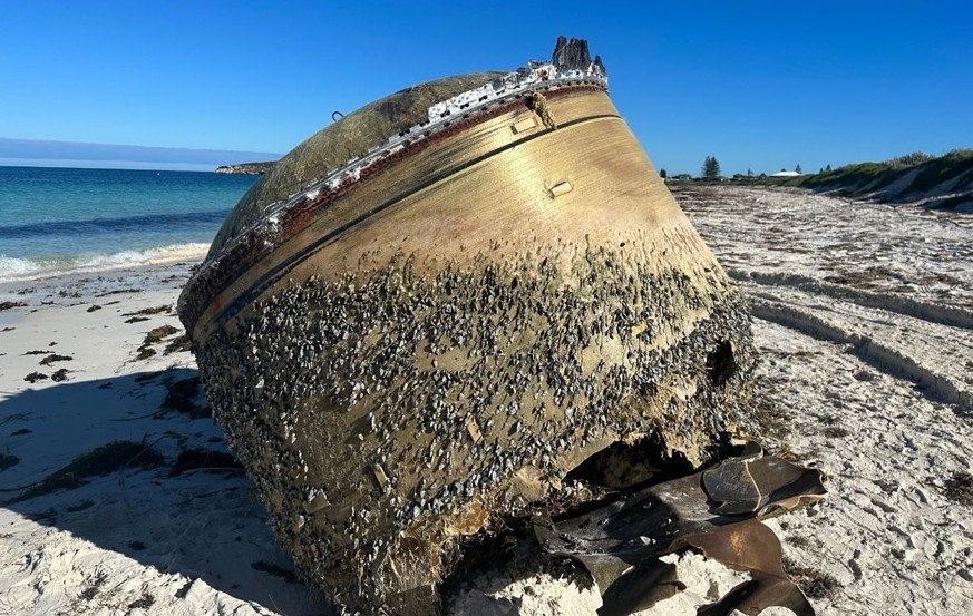 Ein riesiges, unbekanntes Objekt ist an dem australischen Strand aufgetaucht.