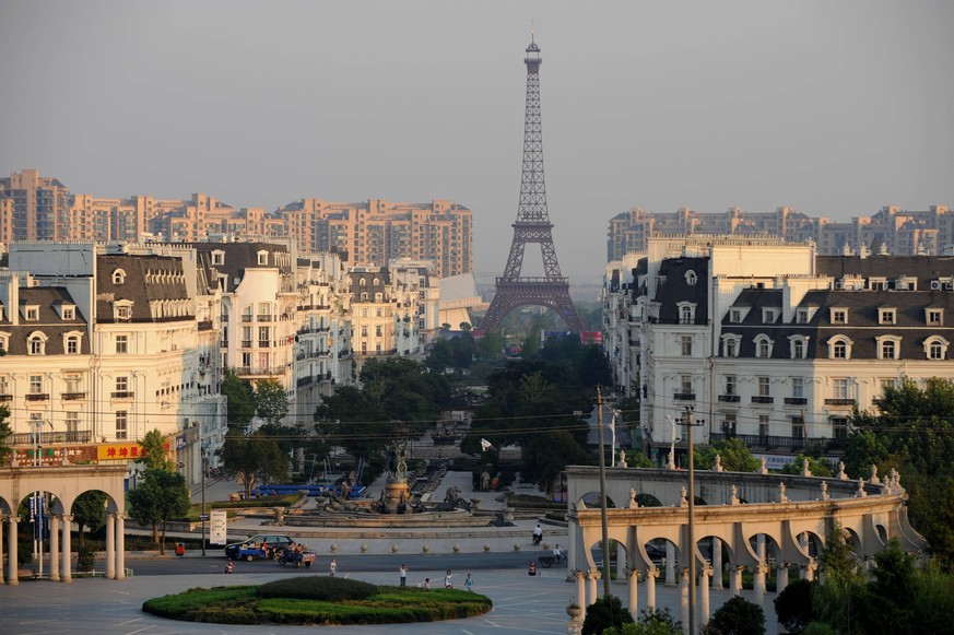 Bildnummer: 60338222 Datum: 07.08.2013 Copyright: imago/China Foto Press
HANGZHOU, CHINA - AUGUST 07: (CHINA OUT) Photo shows a replica of The Eiffel Tower standing at 108 metres at Tianducheng resid ...