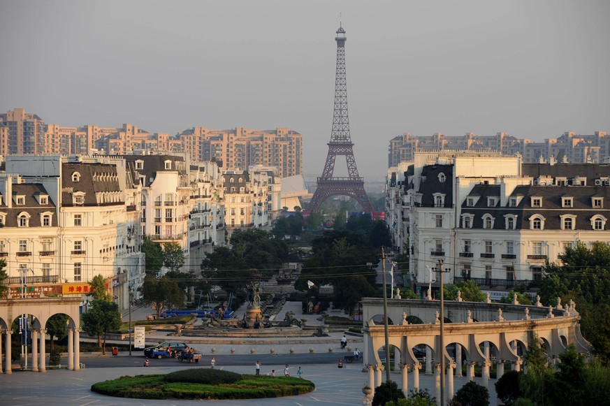 Bildnummer: 60338222 Datum: 07.08.2013 Copyright: imago/China Foto Press
HANGZHOU, CHINA - AUGUST 07: (CHINA OUT) Photo shows a replica of The Eiffel Tower standing at 108 metres at Tianducheng resid ...