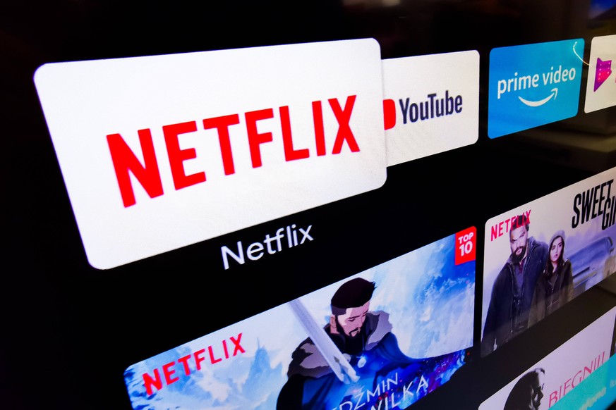 Companies Of The World Netflix logo is displayed on a tv screen inside electronics store in Krakow, Poland on August 26, 2021 Krakow Poland zawrzel-companie210826_npigU PUBLICATIONxNOTxINxFRA Copyrigh ...