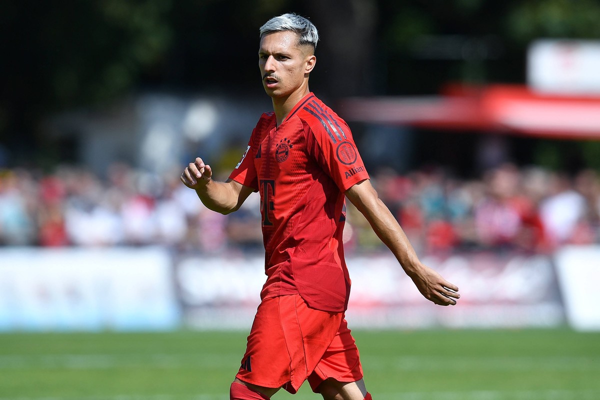 Fu�ball Freundschaftsspiel 1. FC D�ren - FC Bayern M�nchen am 28.07.2024 im Karl-Knipprath-Stadion in J�lich Bryan Zaragoza M�nchen *** Soccer friendly match 1 FC D�ren FC Bayern Munich on 28 07 2024 ...