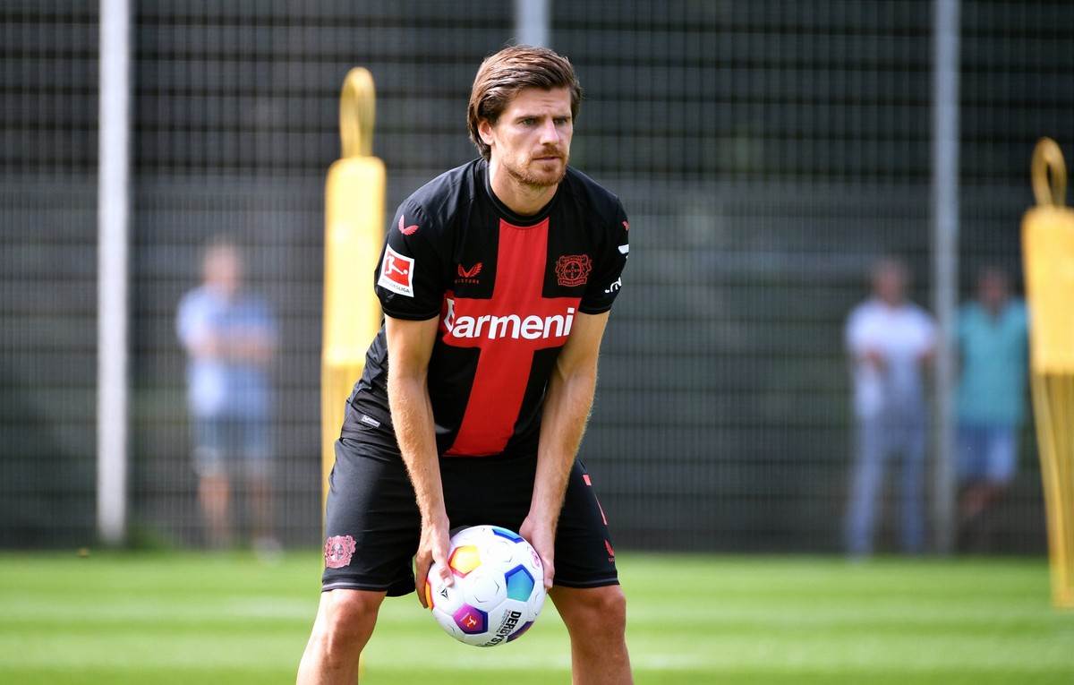Fussball, Bundesliga, Deutschland, Herren, Vorbereitung zur Saison 2023/2024, Training Bayer Leverkusen Jonas Hofmann LEV im neuen Heimtrikot. *** Football, Bundesliga, Germany, men, preparation for 2 ...