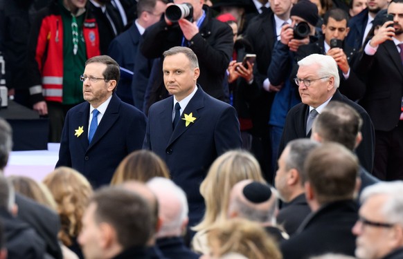 19.04.2023, Polen, Warschau: Bundespräsident Frank-Walter Steinmeier (r-l), Andrzej Duda, Präsident von Polen, und Izchak Herzog, Präsident von Israel, nehmen an der Gedenkfeier zum 80. Jahrestag des  ...