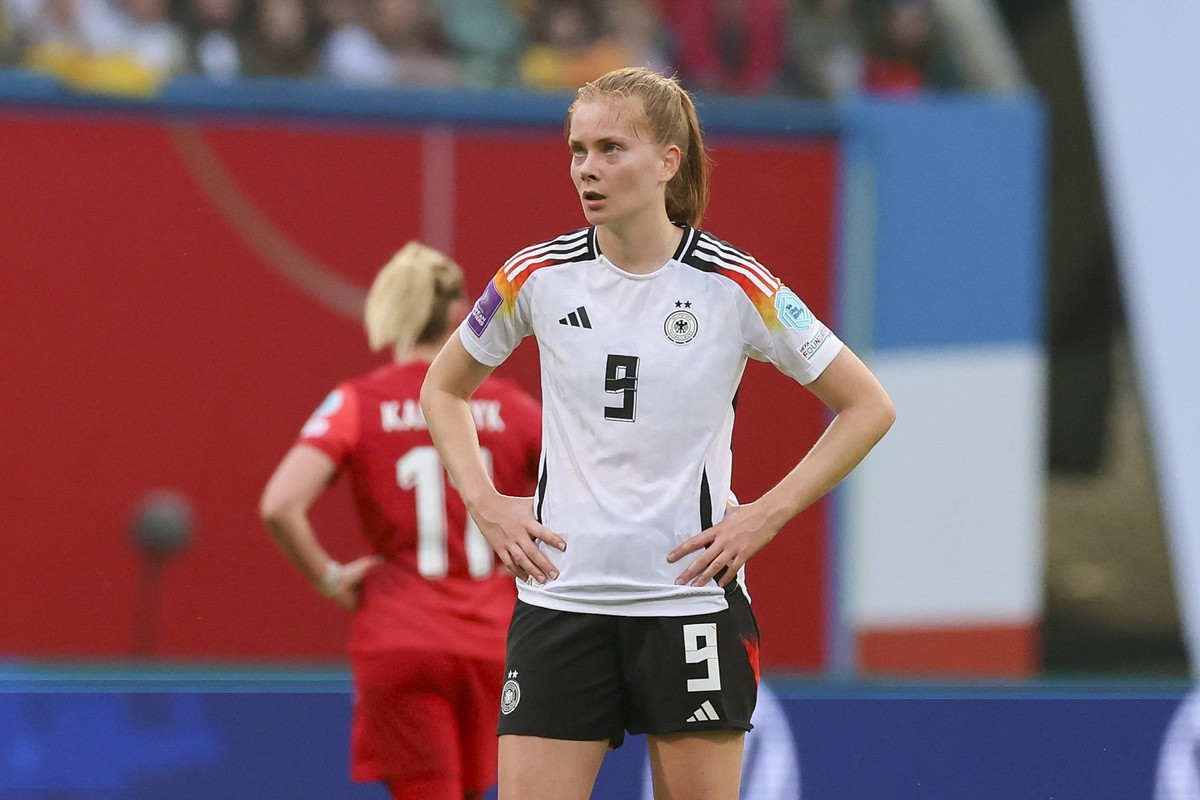 Sjoeke Nuesken Germany schaut, Womens European Qualifiers - Group A4, Germany vs Poland, Ostseestadion, 31.05.2024, Rostock, Deutschland. *** Sjoeke Nuesken Germany watches, Womens European Qualifiers ...
