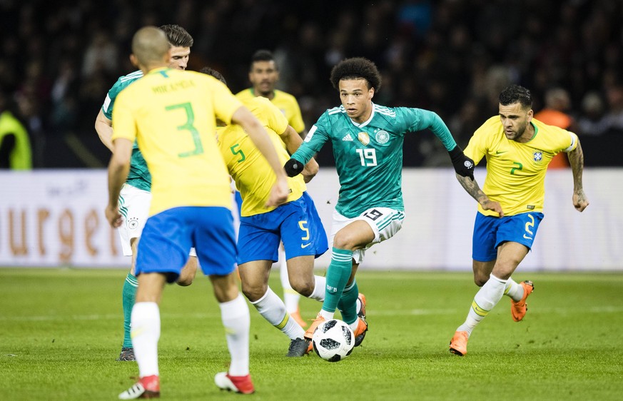 Berlin, 27.03.2018 Leroy Sane (Deutschland), Casimiro (Brasilien), Dani Alves (Brasilien) Deutschland - Brasilien *** Berlin 27 03 2018 Leroy Sane Germany Casimiro Brazil Dani Alves Brazil Germany Bra ...