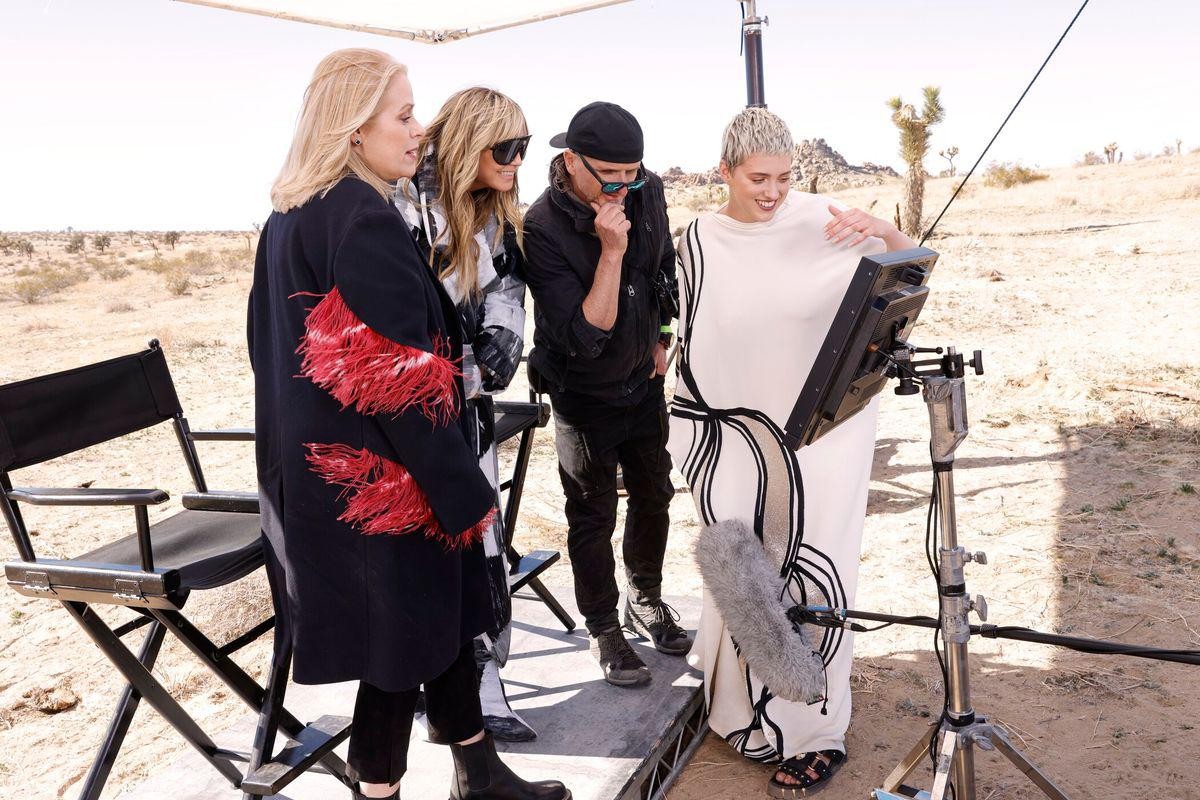 Heidi Klum sucht mit Kerstin Schneider von der deutschen "Harper's Bazaar" und Fotograf Regan Cameron nach einem Titelmodel.