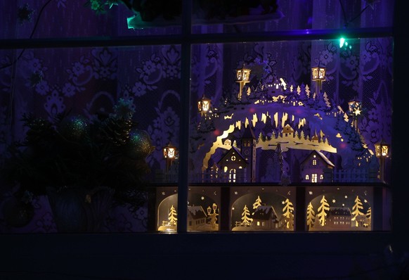 Weihnachtsdeko 11.12.2021 , Ostramondra, Weihnachtsdekoration - ein Schwibbogen steht im Fenster eines Hauses, mit Lichtern geschmückt leutet er die Weihnachtszeit ein *** Christmas decoration 11 12 2 ...