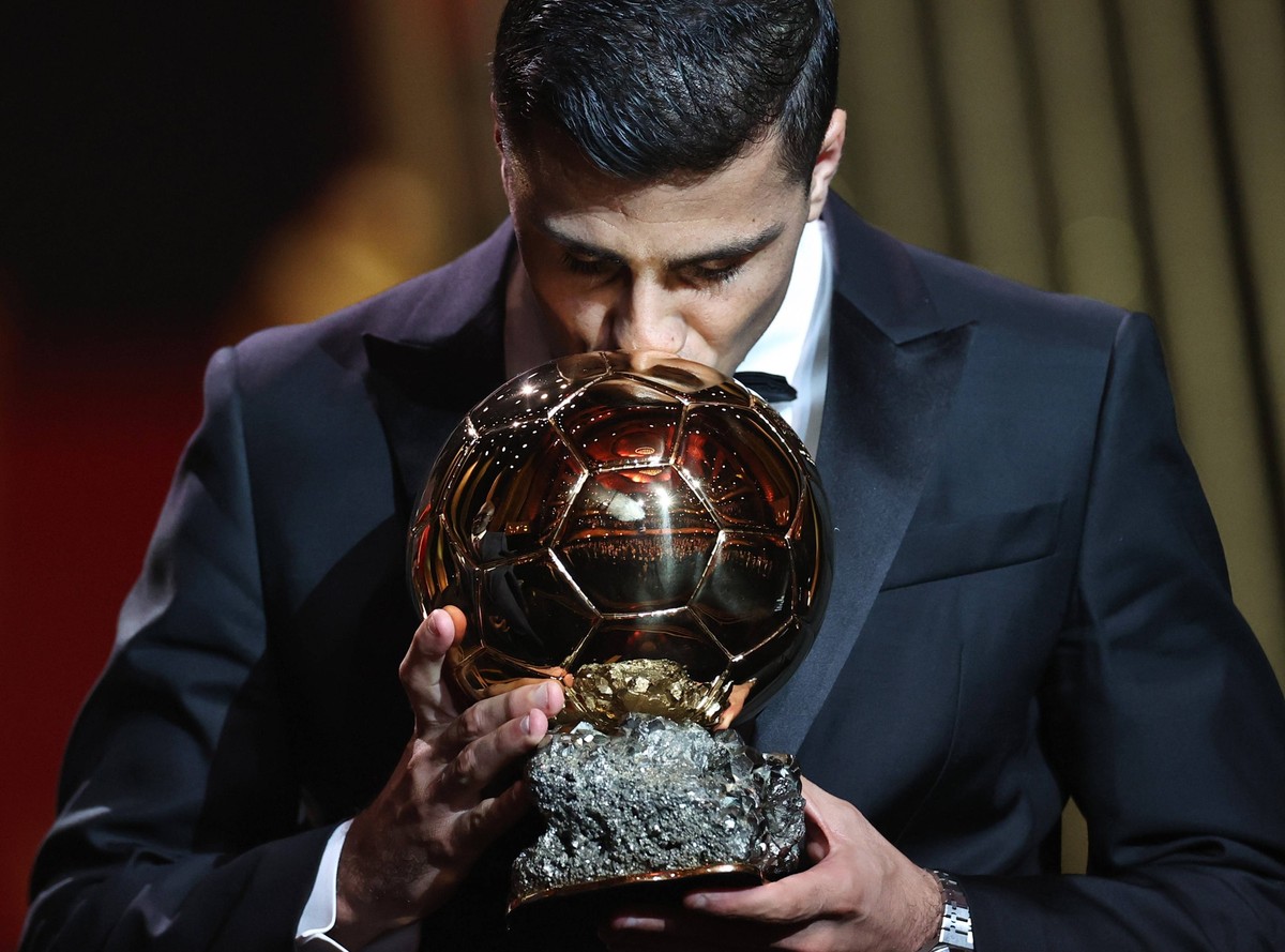 241029 -- PARIS, Oct. 29, 2024 -- Manchester City s Spanish player Rodri kisses his trophy during the 2024 Ballon d Or France Football award ceremony at the Theatre du Chatelet in Paris, France, Oct.  ...