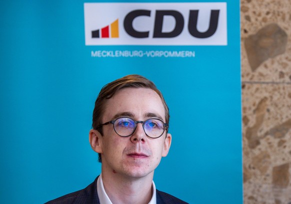 03.04.2024, Mecklenburg-Vorpommern, Schwerin: Der Bundestagsabgeordnete Philipp Amthor (CDU) beantwortet bei einer Pressekonferenz die Fragen von Medienvertretern. Amthor soll CDU-Generalsekretär in M ...