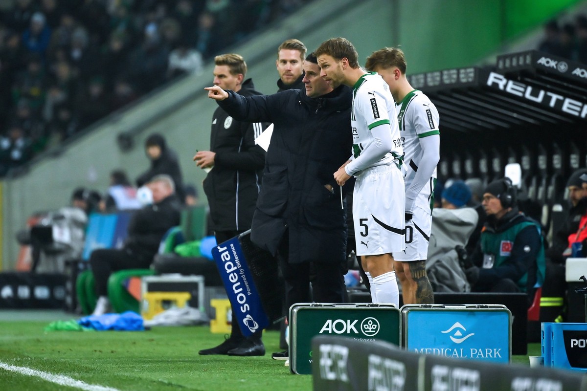 Trainer Gerardo Seoane Borussia Moenchengladbach wechselt Marvin Friedrich Borussia Moenchengladbach ein 14.12.2024, Fussball 1. Bundesliga, 14. Spieltag, Saison 2024/2025 Borussia M�nchengladbach - H ...