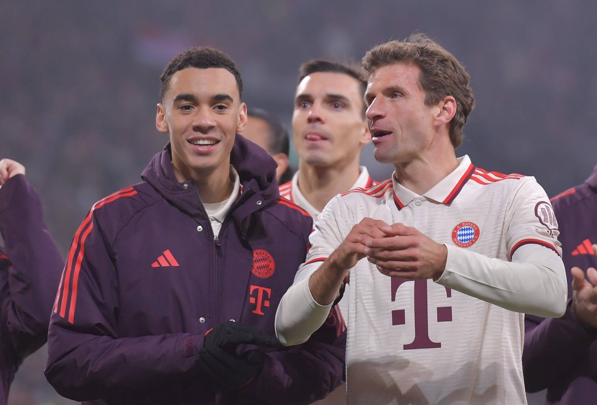 09.11.2024, xblx, Fussball 1.Bundesliga, FC St.Pauli - FC Bayern München emspor, v.l. Bayern feiert / feiern den Sieg mit den Fans, Jamal Musiala FC Bayern Muenchen, Joao Palhinha FC Bayern Muenchen, ...