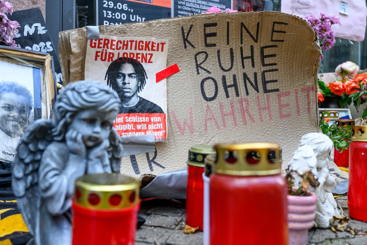 ARCHIV - 13.07.2025, Niedersachsen, Oldenburg: Ein Schild mit der Aufschrift &quot;Keine Ruhe ohne Wahrheit&quot; liegt in der Achternstraße in Oldenburg. An diesem Ort wurde am Samstag vor Ostern der ...