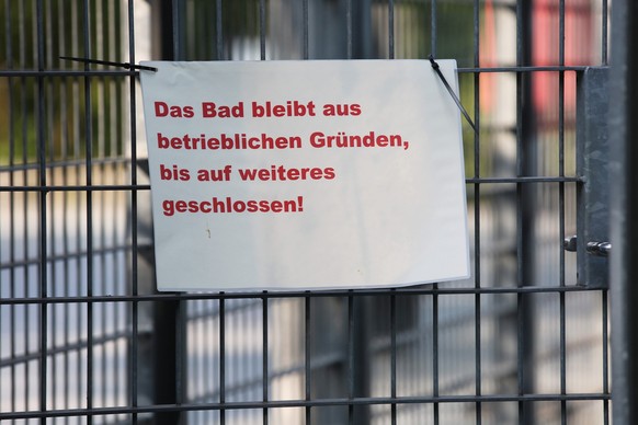14.07.2023, Berlin: An dem geschlossenen Eingang des Columbiabads in Neukölln hängt ein Hinweisschild mit der Aufschrift «Das Bad bleibt aus betrieblichen Gründen bis auf weiteres geschlossen!». (zu d ...