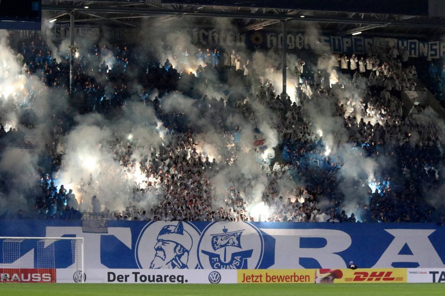 Außerhalb des Stadions der DFB-Partie zwischen Rostock und Nürnberg kam es am Mittwochabend zu Fan-Krawallen.