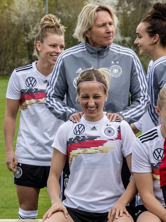 Stimmung ist gut: Bundestrainerin Martina Voss-Tecklenburg und Kathrin Hendrich beim offiziellen Fototermin.