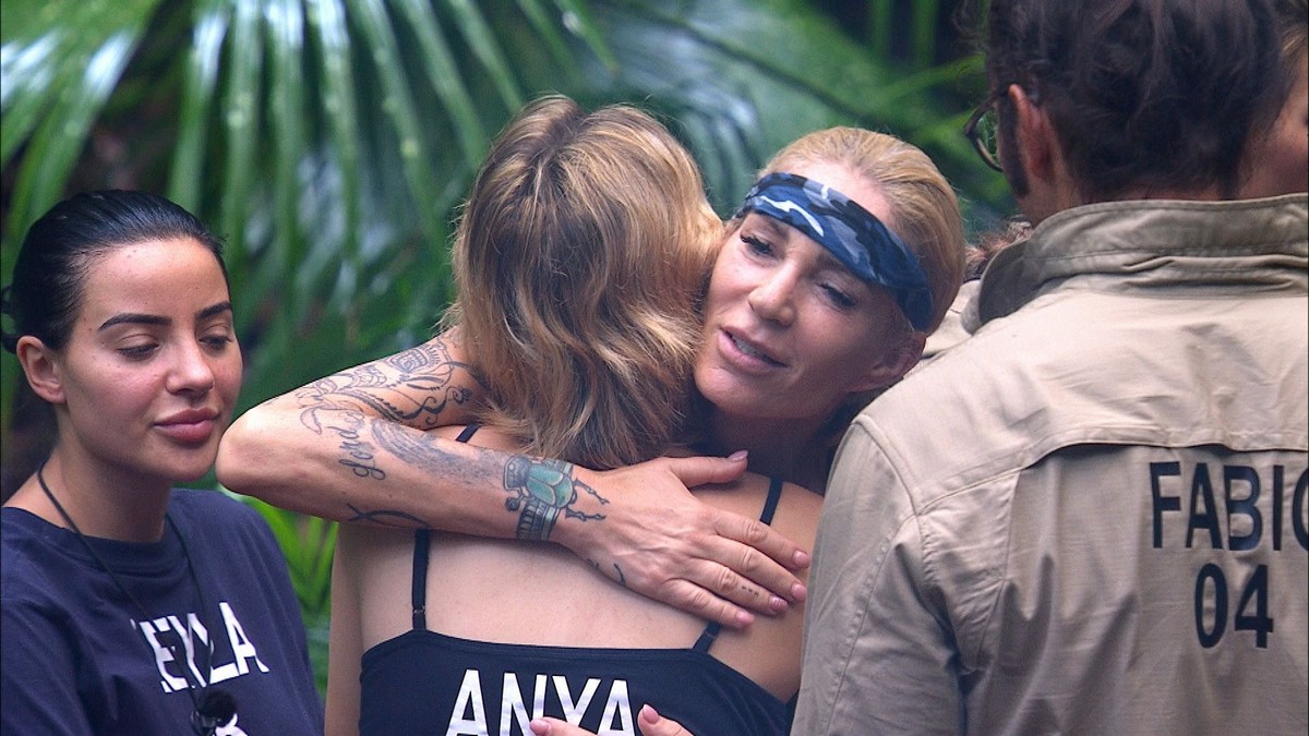 ACHTUNG: SPERRFRIST FÜR ALLE MEDIEN BIS ZUM SHOWENDE, SONNTAG, 28.01.2024, 20:55 UHR !!! Tag 10 im Camp. Die Zuschauer haben entschieden. Sarah Kern (r.) muss das Camp verlassen. Sie verabschiedet sic ...