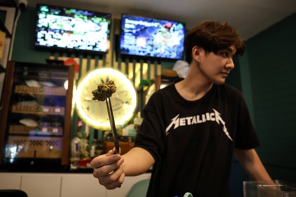 June 13, 2023, Bangkok, Thailand: A shop worker holds a cannabis bud with a tweezer in a cannabis dispensary in Bangkok, Thailand, on June 13, 2023. Bangkok Thailand - ZUMAm177 20230613_zip_m177_010 C ...