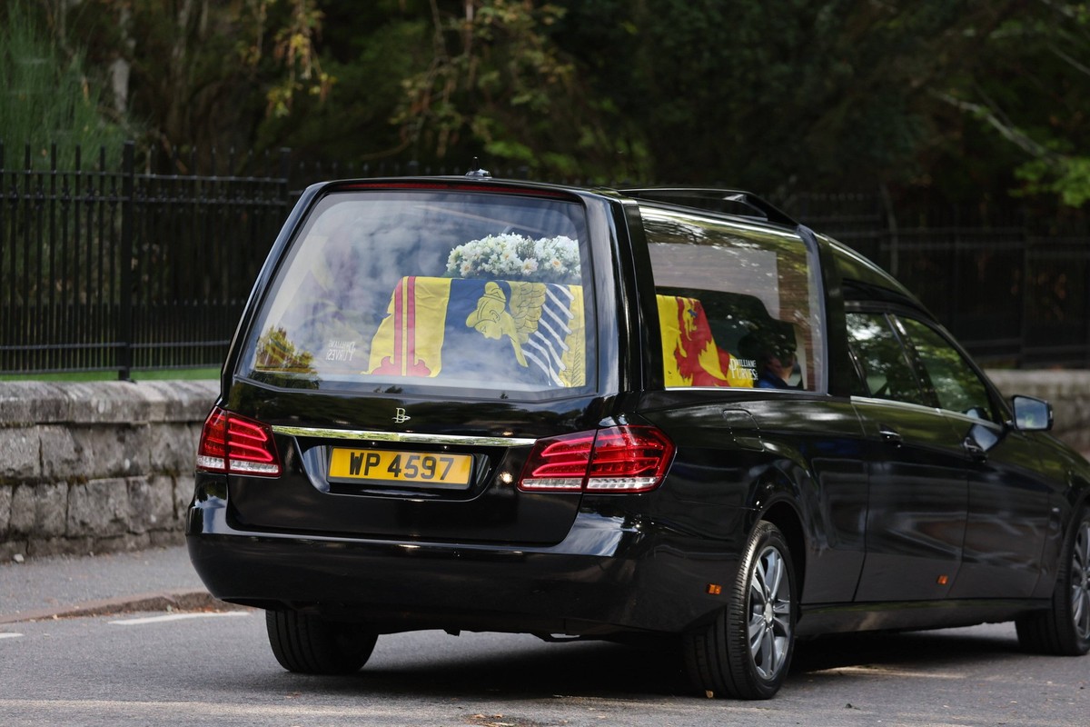. 11/09/2022. Balmoral , United Kingdom. Queen Elizabeth II leaving Balmoral Castle in Scotland for the last time as her coffin starts its journey to Edinburgh. PUBLICATIONxINxGERxSUIxAUTxHUNxONLY xSt ...