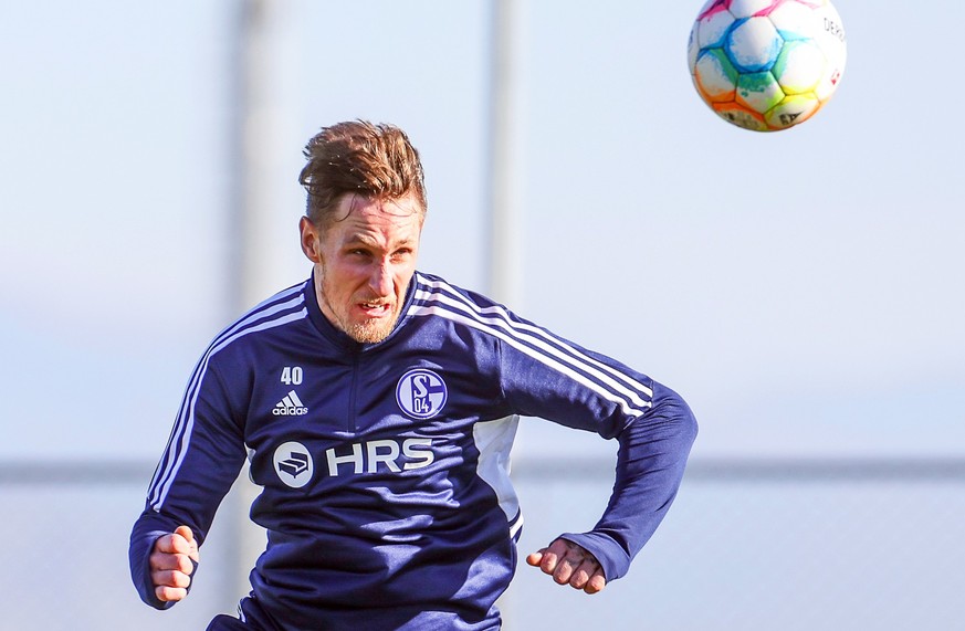 05.01.2023, Türkei, Belek: Fußball: Bundesliga, Trainingslager FC Schalke 04. Schalkes Sebastian Polter köpft den Ball. Foto: Tim Rehbein/dpa +++ dpa-Bildfunk +++