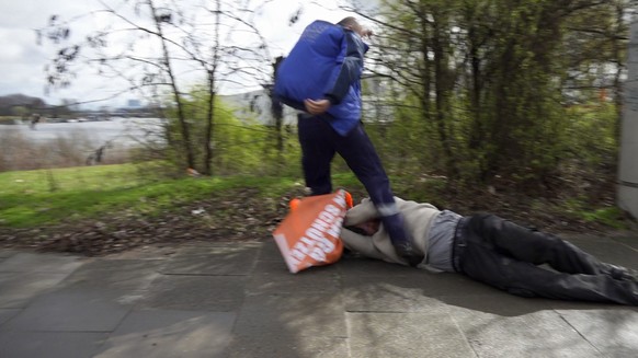 March 25, 2023, Hamburg: A truck driver kicks an activist after pulling him onto the sidewalk.  Climate activists from the Last Generation movement closed the Elbe bridges towards the city on Saturday ...
