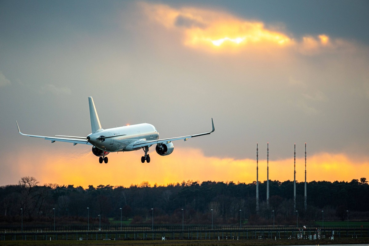 Ein Flugzeug landet am 13. Januar 2023 auf dem Flughafen Berlin Brandenburg. Flughafen Berlin Brandenburg *** An airplane lands at Berlin Brandenburg Airport Berlin Brandenburg Airport on January 13,  ...