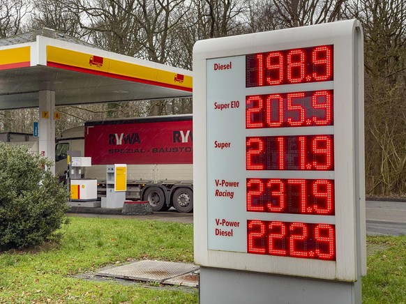 Treibstoff Preise, Tankstelle, Autobahntankstelle auf der A43 Richtung M�nster, Hohen Mark Ost, Preise f�r Benzin liegen deutlich �ber 2 Euro, Diesel nur knapp einen Euro-Cent unter dieser Marke, Halt ...