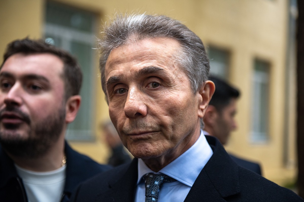 dpatopbilder - 26.10.2024, Georgien, Tiflis: Bidsina Iwanischwili, der in Russland zum Milliard�r gewordene Parteigr�nder und F�hrer der von ihm gegr�ndeten Partei Georgischer Traum, nach der Stimmabg ...