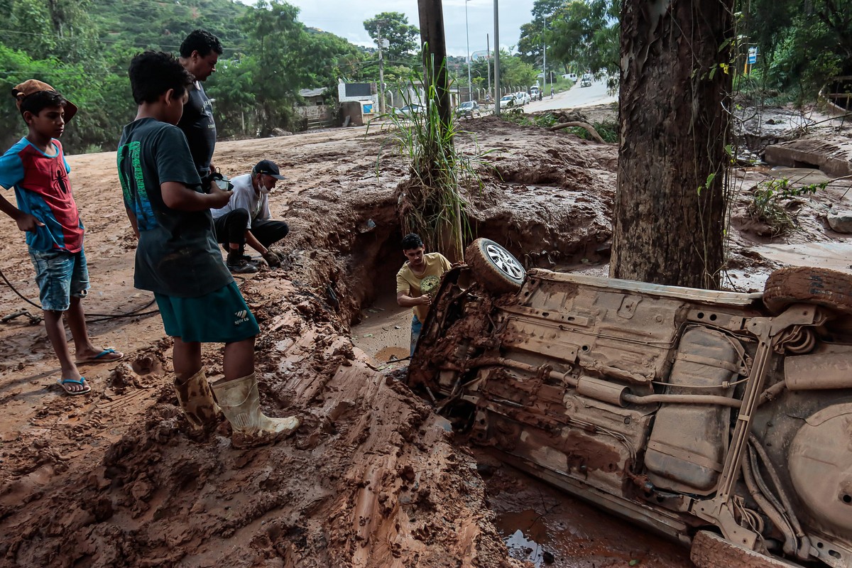 Ein Fahrer verlor die Kontrolle über sein Auto,das nun abgestürzt in einen Graben neben der Autobahn MG05 in Sabará, in der Metropolregion von Belo Horizonte liegt.