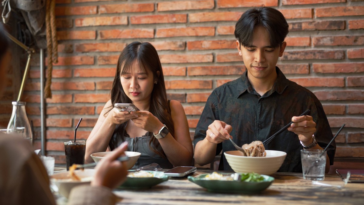 Freunde essen zusammen im Restaurant und fotografieren das Essen Asian friends eating together in restaurant and taking picture of food LicenseRF ,model released, Symbolfoto Copyright: xZoonar.com/Ton ...