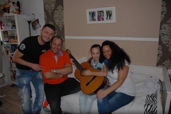Willi Herren (2.v.l.) mit Sohn Stefano, Tochter Allessia Milane (2.v.r.) und Ex-Lebensgefährtin Mirella Fazzi, Homestory (Wohnung von Ex-Lebensgefährtin M i r e l l a F a z z i), Köln, Nordrhein-Westf ...