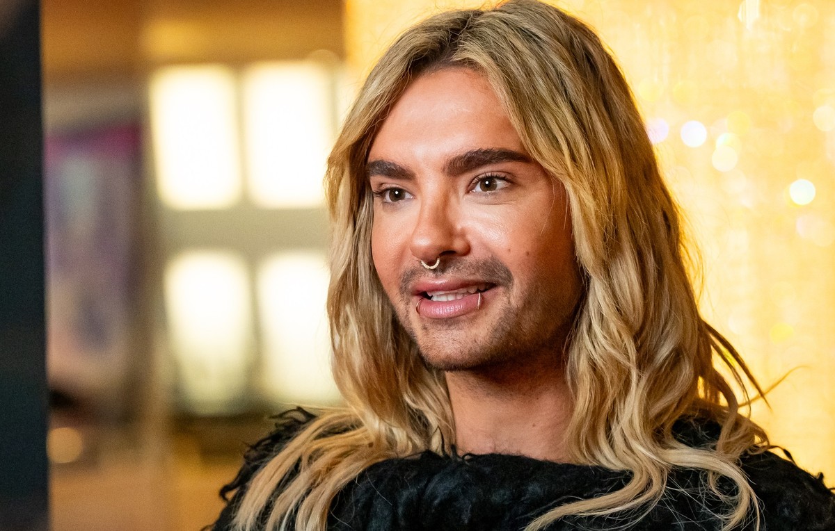 PRODUKTION - 27.10.2024, Hamburg: Bill Kaulitz während eines Interviews. Bill Kaulitz besucht den Cast vom Pop-Musical «& Julia» im Stage Operettenhaus.
Bill Kaulitz musste vor den Feuern in Los ...