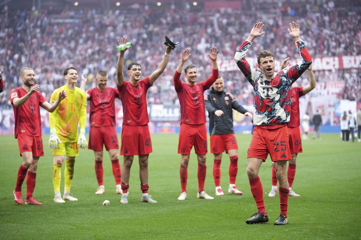 Bayern players thank the fans at the end of the German Bundesliga soccer match between RB Leipzig and FC Bayern Munich at the Red Bull Arena in Leipzig, Germany, Saturday, May 3, 2025. (AP Photo/Ebrah ...