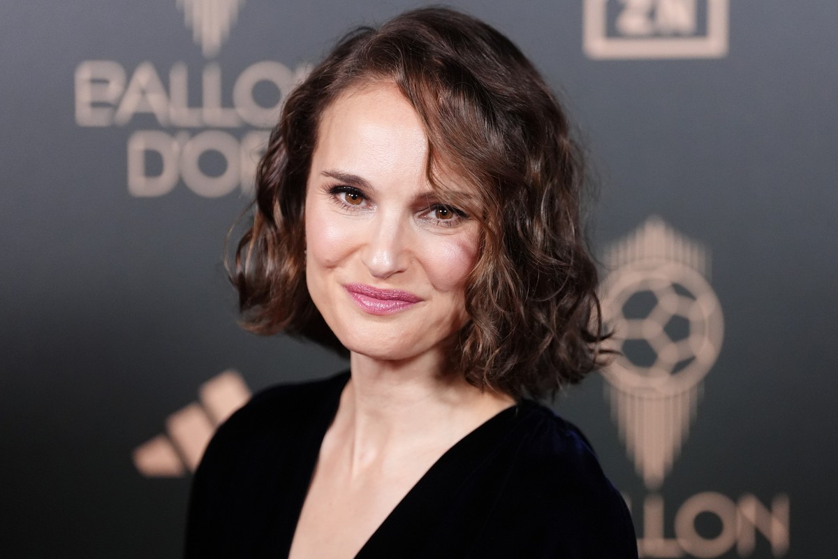ARCHIV - 28.10.2024, Frankreich, Paris: Schauspielerin Natalie Portman auf dem roten Teppich vor der Verleihung des Ballon d&#039;Or 2024 im Theatre du Chatelet. Natalie Portman hat bekannte Fabeln f� ...