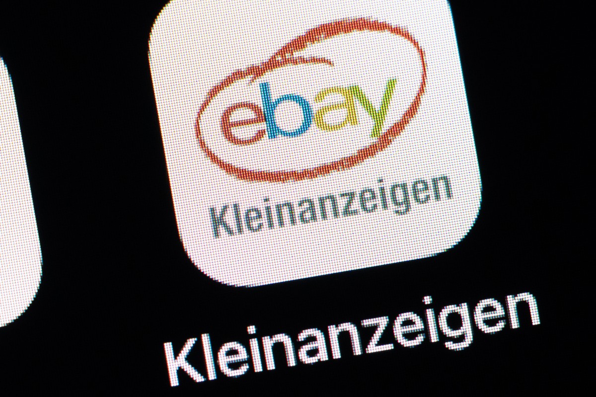 ARCHIV - 03.03.2022, Baden-W�rttemberg, Rottweil: Das Logo des Online-Kleinanzeigen-Portals �eBay Kleinanzeigen� ist auf dem Display eines iPhone SE zu sehen. Das Schn�ppchenportal Ebay Kleinanzeigen  ...