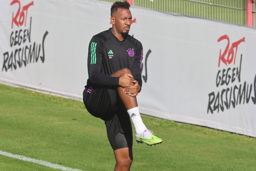 Jerome Boateng, dehnt sich Fussball / FC Bayern Muenchen / Training an der Saebenerstrasse / 10.10.2023 / FOTO: Mladen Lackovic / LakoPress *** Jerome Boateng, stretches football FC Bayern Muenchen tr ...