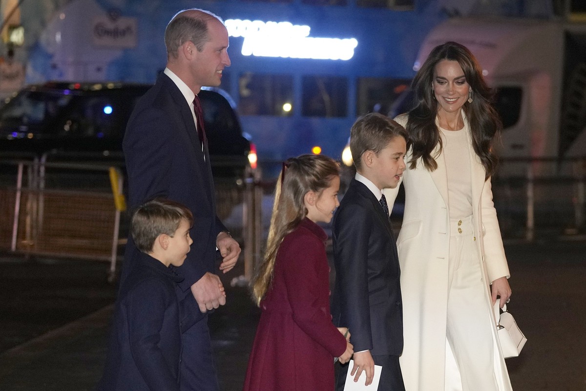 08.12.2023, Großbritannien, London: Kate (r), Prinzessin von Wales, und William (2.v.l), Prinz von Wales, kommen mit Prinzessin Charlotte (M), Prinz George (2.v.r) und Prinz Louis von Wales in der Wes ...