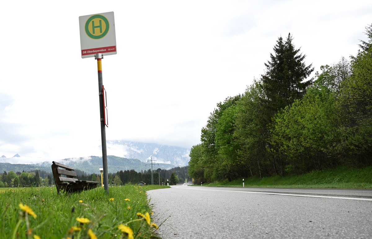 ARCHIV - 16.05.2022, Bayern, Krün: Eine Bushaltestelle der DB Oberbayerbuslinie an der Bundesstraße B2. (zu dpa: ««Heimatindex»: Zufriedenheit mit Umwelt und Infrastruktur sinkt») Foto: Angelika Warmu ...