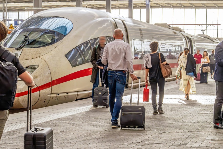 ICE im Hauptbahnhof, Reisende eilen zum Zug, M