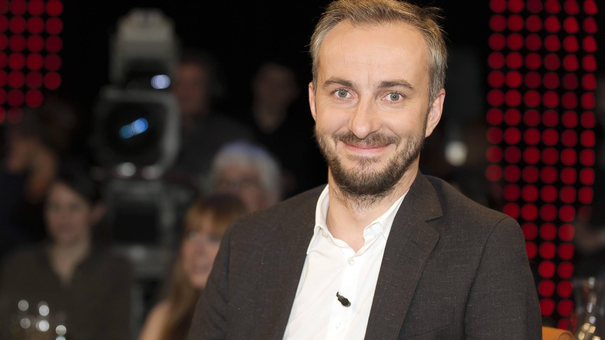 3nach9 Talkshow im Bild: Jan Böhmermann Satiriker Er ist der Chefsatiriker der Republik: Jan Böhmermann. Mit seiner Satire-Sendung Neo Magazin Royale sorgt er regelmäßig für Gesprächsstoff manchmal wi ...