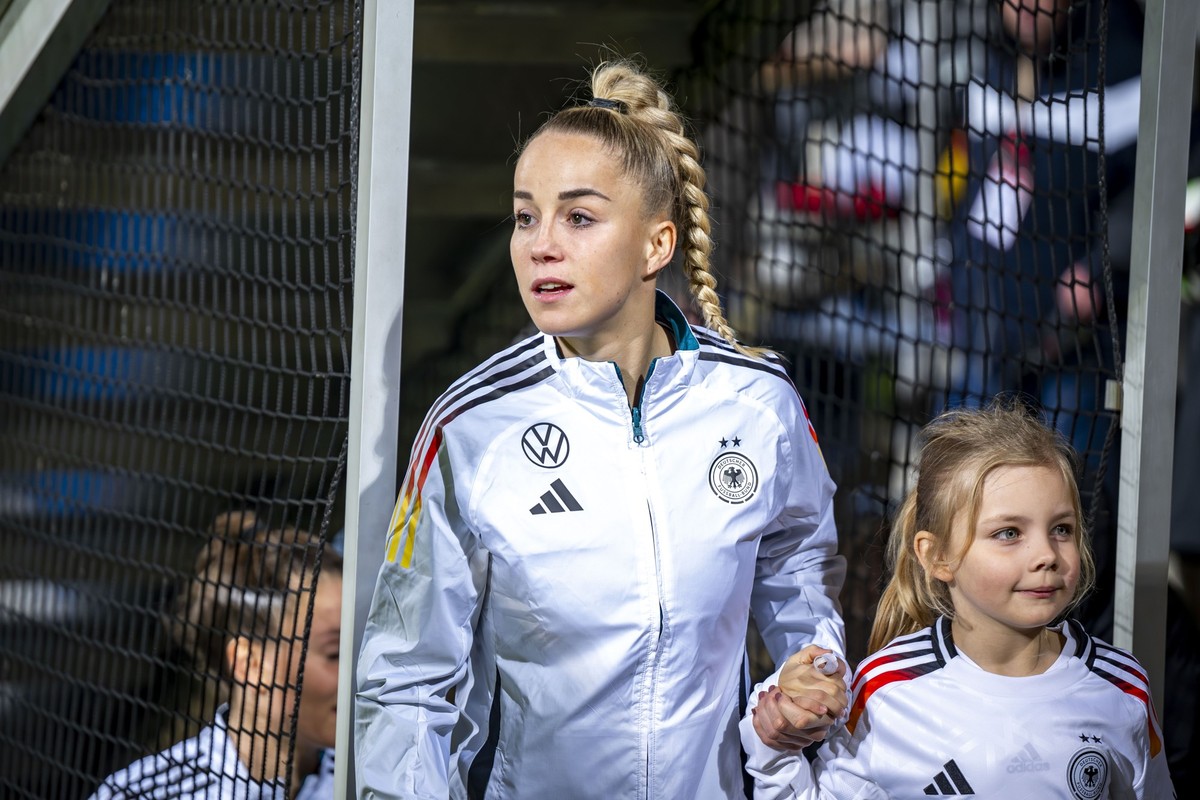 ARCHIV - 02.12.2024, Nordrhein-Westfalen, Bochum: Fußball, Frauen: Länderspiele, Deutschland - Italien, Vonovia Ruhrstadion: Deutschlands Giulia Gwinn betritt das Stadion. (zu dpa: «Wück betreibt Gehe ...