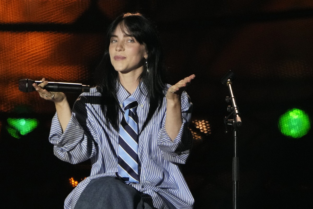 ARCHIV - 22.06.2023, Frankreich, Paris: Billie Eilish tritt im Juni 2023 während des Konzerts «Power Our Planet» am Rande des Klima- und Armutsgipfel auf. (zu dpa: «Charts: Billie Eilish gewinnt Duell ...
