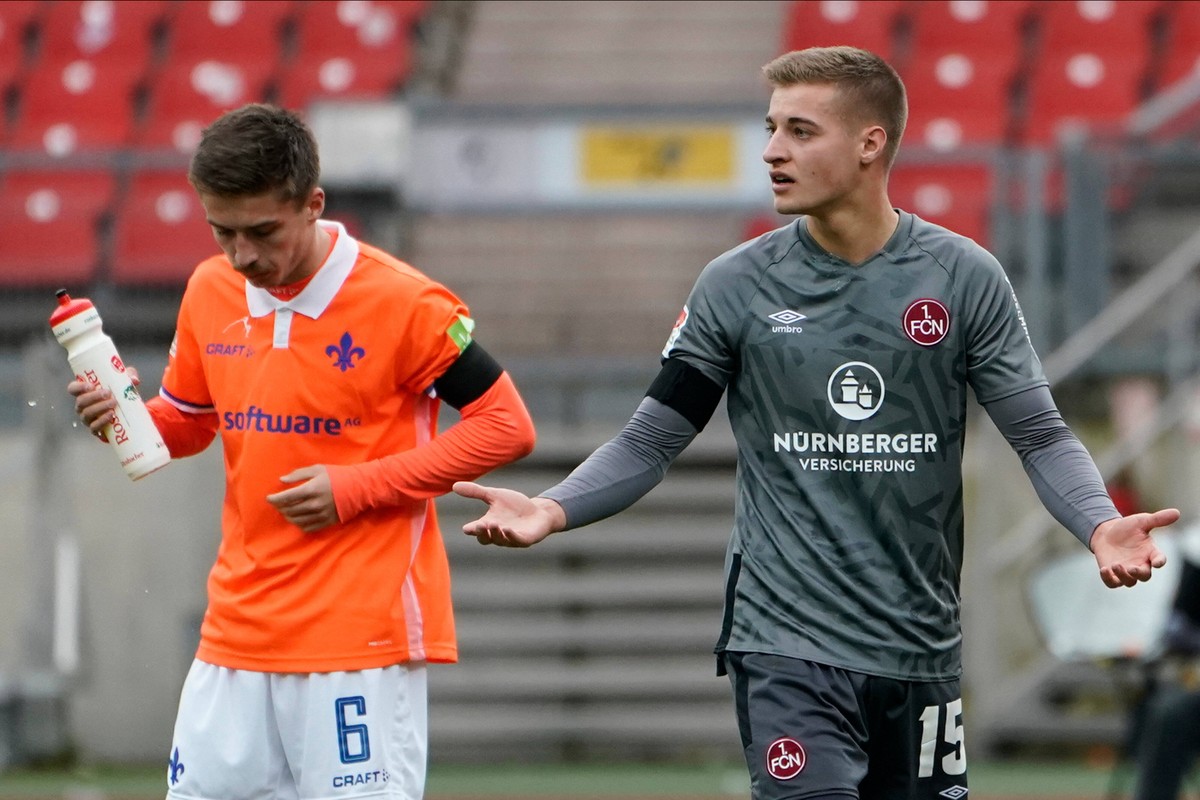 Fabian Nürnberger (r.) wurde positiv auf Corona getestet. Fun-Fact: Der Nürnberg-Profi hat hinten wie vorne seinen Namen auf dem Trikot stehen, ist aber gebürtiger Hamburger.
