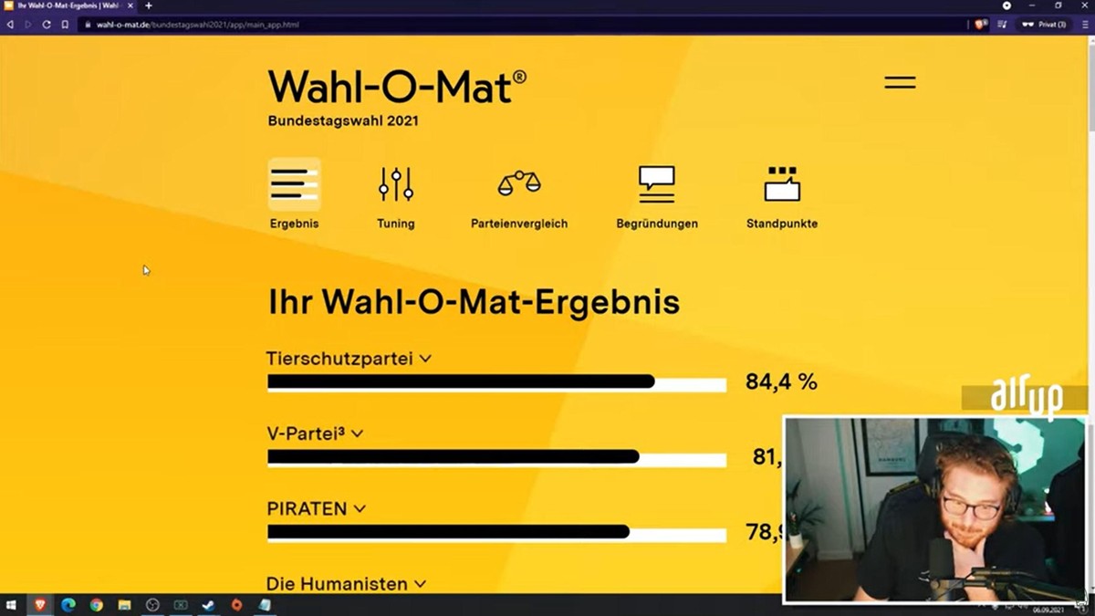 Unge betrachtet sein Wahl-O-Mat-Ergebnis.