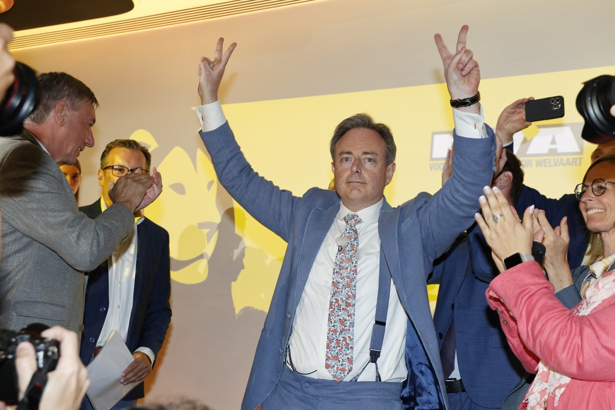 ARCHIV - 09.06.2024, Belgien, Brüssel: Der Vorsitzende der N-VA, Bart De Wever, feiert nach dem Wahlgewinn auf der Nachwahlversammlung der flämischen nationalistischen Partei N-VA. (Archiv) (zu dpa: « ...