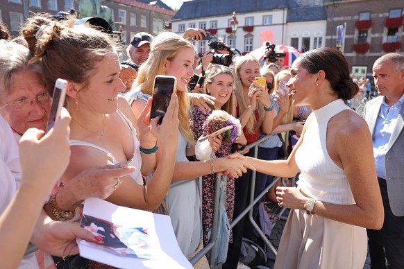 DUSSELDORF, GERMANY - SEPTEMBER 06: Meghan, Duchess of Sussex is greeted by well-wishers outside the town hall during the Invictus Games Dusseldorf 2023 - One Year To Go events, on September 06, 2022  ...