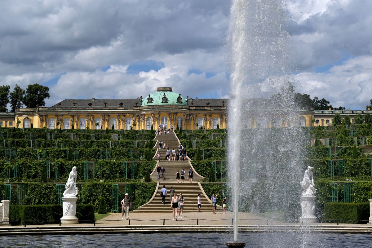 ARCHIV - 12.07.2023, Brandenburg, Potsdam: Eine Font�ne spr�ht Wasser in die Luft im Park vor Schloss Sanssouci. Zahlreiche Touristen hat es im ersten Quartal dieses Jahres wieder nach Brandenburg gez ...